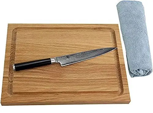 Produktbild: Kai Shun Messer Angebotsset – Classic Tomatenmesser DM-0722 – ultrascharfes japanisches Messer mit rostfreier Damastklinge + 100% handgefertigtem Eiche Schneidebrett 30x22cm & Poliertuch
