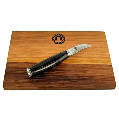 Produktbild: Kai Shun Premier Tim Mälzer Angebotsset TDM-1715 Tourniermesser, Schälmesser gebogene 5,5 cm Klinge + handgefertiges Schneidebrett aus Fassholz (Eiche) 25x15 cm, Angebotsset