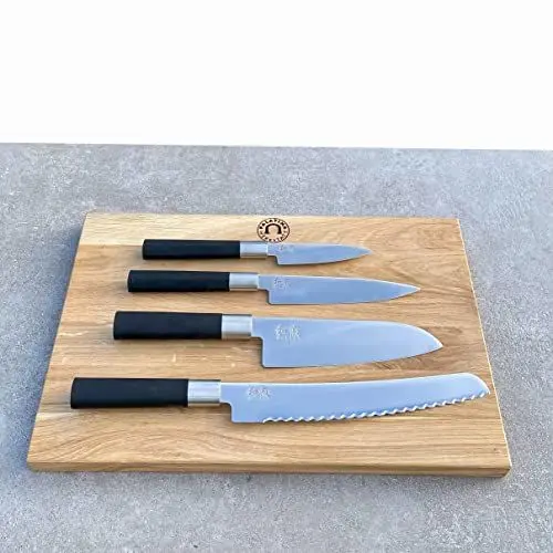Produktbild: Kai Wasabi Black ultrascharfes Messerset | Santoku 18 cm | Officemesser 10 cm | Allzweckmesser 15 cm | Brotmesser 23 cm+ 40x25 cm Eichenbrett, handgefertigt