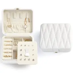 Produktbild: KAMIER Kleine Schmuckkästchen, Reise Schmuckschatulle für Damen, Reiseschmuckaufbewahrung, PU-Leder mit Spiegel Schmuckbox, Schmuck Organizer Aufbewahrung für Halskette, Ohrringe, Armbänder,Weiß