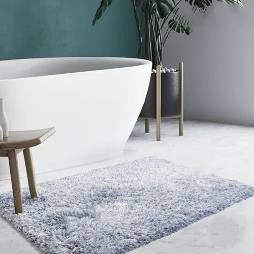 Produktbild: KARAT Badematte 50 x 80 cm grau weicher, Flauschiger Badezimmerteppich in Shaggy Optik, Badvorleger rutschfest waschbar | Duschvorleger, Teppich Fußmatte für Badezimmer, Dusche, (Violet Blue Amour)