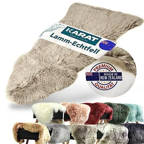 Produktbild: KARAT Lammfell Echtfell beige Flauschige Stuhlkissen Schaffell Deko Teppich für Wohzimmer & Kinderzimmer, Sitzauflage, Dekofell, mit Lederrücken 90x60 cm (Audrey)