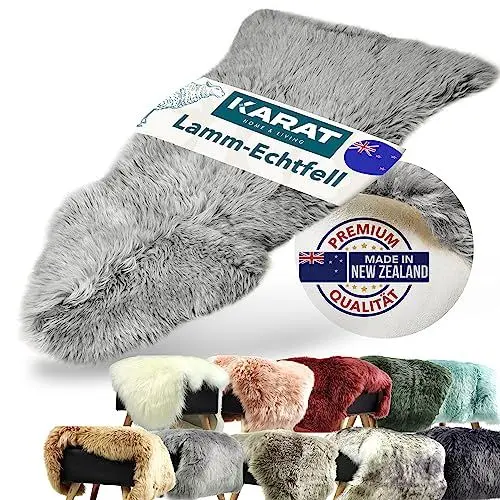 Produktbild: KARAT Schaffell echtes Lammfell grau Flauschige Stuhlkissen Fell Deko für Wohzimmer & Kinderzimmer, Bettvorleger Teppich, Fell Sitzauflage, Dekofell, mit Lederrücken 90x60 cm (Audrey)