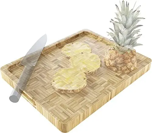 Produktbild: KD Essentials XL Schneidebrett aus 100% FSC zertifiziertem Bambus – vielseitiges Holz Frühstücksbrettchen mit Saftrinne & Griffmulden (praktisches Küchen Gadget, smarter Küchenhelfer & Küchenbrett)