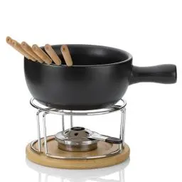 Produktbild: kela Käsefondue-Set Natura, 10-teilig, Durchmesser 22,5 cm, 2 L, Keramik, schwarz, feuerfester Topf, Sicherheitspastenbrenner, Untersetzer aus Buchenholz, Rechaud, 6x Fonduegabeln, 61306