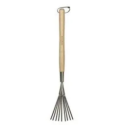 Produktbild: Kent & Stowe Handbesen lang – Fächerbesen aus Edelstahl zur Entfernung von Laub, Handrechen mit längerem Stiel aus Eschenholz, Länge: 62,5 cm