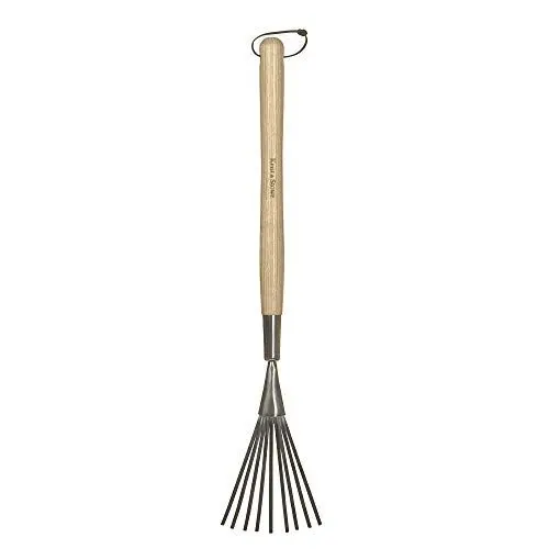 Produktbild: Kent & Stowe Handbesen lang – Fächerbesen aus Edelstahl zur Entfernung von Laub, Handrechen mit längerem Stiel aus Eschenholz, Länge: 62,5 cm