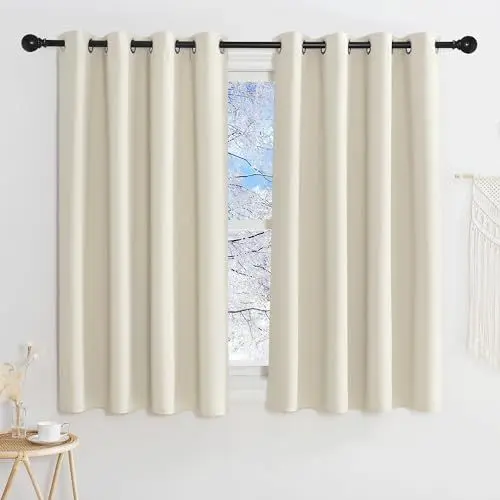 Produktbild: KGORGE Gardine Verdunkelung Wohnzimmer Vorhang Kurz Fenster Vorhänge Beige 2er Set 145 x 140 cm(HxB) Verdunklungsgardine Ösen Hellbeige Thermovorhang Kälteschutz Blackout Curtains