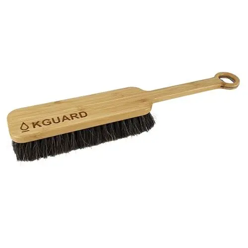 Produktbild: KGUARD Bürste für die Reinigung von Sand und Staub. Hergestellt aus Bambusholz und Rosshaar. Entworfen für Wassersport (Surfen, Windsurfen, Kitesurfen, Bootfahren, Schwimmen, SUP...)