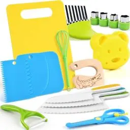 Produktbild: Kindermesser - 17 teiliges Kinder Sicherheit Küchenmesser für echtes Kochen mit Gemüse Ausstechformen, Holzmesser, Schneidebrett etc. | Messer für Kinder ab 2 Jahren, Montessori Messer, kinder kochset