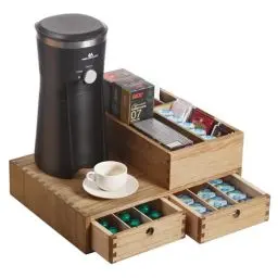 Produktbild: KIRIGEN Holz Kaffee Station Organizer Kaffee Bar Zubehör Aufbewahrungsorganizer Kaffee- und Tee Gewürzaufbewahrungsorganizer Kaffeekapselhalter mit Schubladen gelb-braun