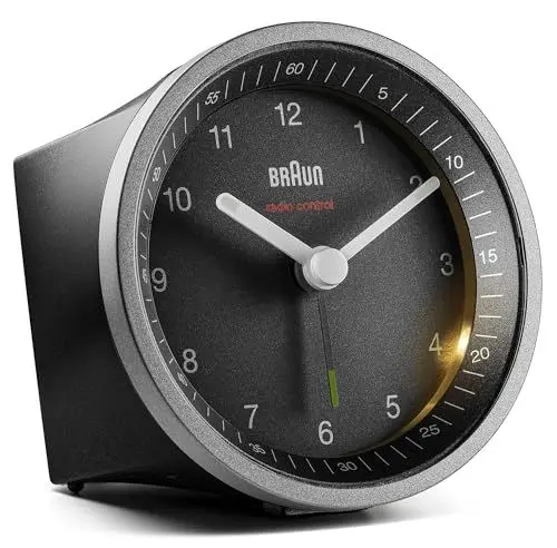 Produktbild: Braun Klassischer analoger Funkwecker Mitteleuropäische Zeitzone (MEZ/GMT+1) mit Schlummerfunktion und Beleuchtung, ruhigem Uhrwerk, Crescendo-Alarm, Schwarz und Silber, Modell BC07SB-DCF.