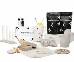 Produktbild: KLAYFUL Ton Töpferset für Anfänger für zu Hause - Lufttrocknend. Das Kit enthält: 3 kg weißen Ton, Werkzeuge, Pinsel, Acrylfarben, Arbeitsunterlage und praktischen Leitfaden (Weiße Farbe und Lacke)