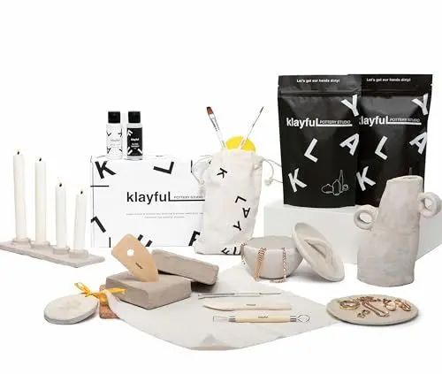 Produktbild: KLAYFUL Ton Töpferset für Anfänger für zu Hause - Lufttrocknend. Das Kit enthält: 3 kg weißen Ton, Werkzeuge, Pinsel, Acrylfarben, Arbeitsunterlage und praktischen Leitfaden (Weiße Farbe und Lacke)