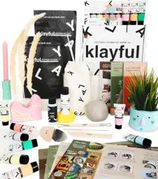Produktbild: Klayful - Ton Töpferset für Anfänger | Lufttrocknendes DIY Set für Erwachsene | 3kg Ton, Werkzeuge, Acrylfarben, Pinsel, Dichtmittel, Anleitung (Pastellfarben)