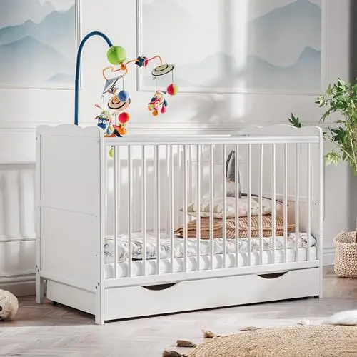 Produktbild: Komodee, Kinderbett mit Schublade Aurora, Weiß matt, Hypoallergene Aloe Vera Schaumstoffmatratze, Zahnschienen und Höhenverstellbar, Umbaubar zum Juniorbett, Breite 67 cm x Höhe 85 cm x Länge 124 cm