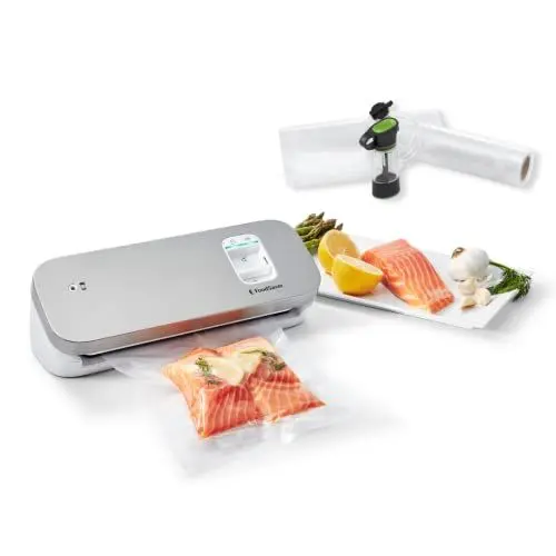 Produktbild: Kompaktes Vakuumiergerät von FoodSaver mit Handheld-Vakuumierer | 1 kleine Rolle & 5 kleine Vakuumierbeutel | Silber mit weißen Akzenten (VS1191X)