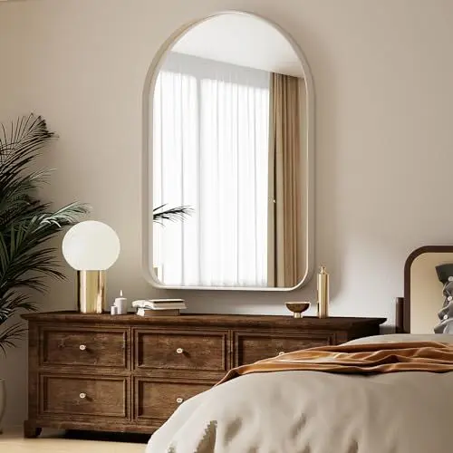 Produktbild: Koonmi Bogen Wandspiegel Weiß, 50x75 cm Gewölbter Tiefer Rahmen Badezimmerspiegel, Hängender Wandspiegel Spiegel mit Weiß Gebürstetes Metall Rahmen für Wohnzimmer, Schlafzimmer, Eingang