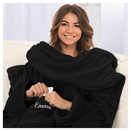 Produktbild: Kuscheldecke mit Ärmeln - Bestickt mit Namen oder Wunschtext - 150 x 180 cm - extra Flauschige Ärmeldecke - gemütliche Wohndecke - personalisiertes Geschenk für Männer und Frauen Farbe: schwarz