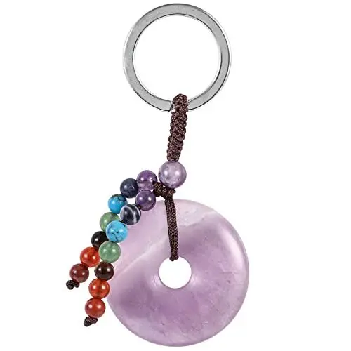 Produktbild: KYEYGWO Amethyst Kristall Friedensschnalle Schlüsselanhänger für Unisex, 7 Chakra Stein Schlüsselring Deko Runde Taschenanhänger Heilstein Donut Anhänger für Amulett und Glücksbringer