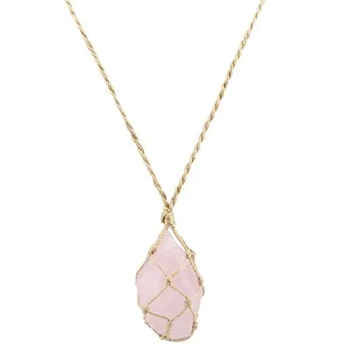 Produktbild: KYEYGWO Natürliche Rosenquarz Rohstein Anhänger für Damen, Reiki Heilung Kristall Halsketten Unregelmäßiger Stein Amulett Glücksbringer Segen Schmuck mit Verstellbar Geflochtener Hanfseil