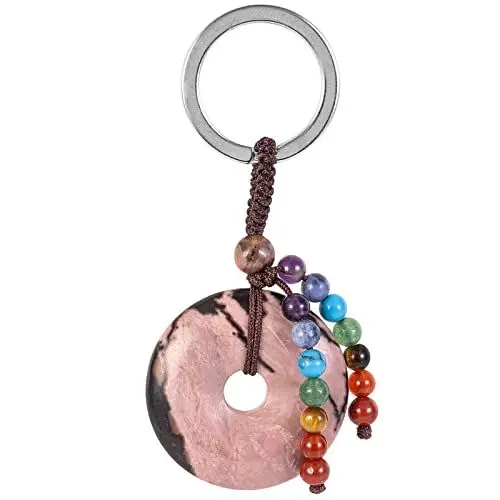 Produktbild: KYEYGWO Rhodonit Kristall Friedensschnalle Schlüsselanhänger für Unisex, 7 Chakra Stein Schlüsselring Deko Runde Taschenanhänger Heilstein Donut Anhänger für Amulett und Glücksbringer