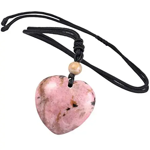 Produktbild: KYEYGWO Rhodonit Kristall Herz Anhänger für Damen und Herren, Reiki Heilung Stein Halskette Herzform Edelstein Ketten Liebe Amulett Segen Schmuck mit Einstellbare Nylon Seil