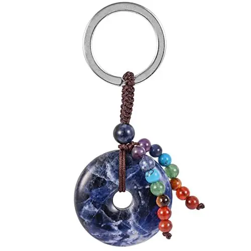 Produktbild: KYEYGWO Sodalith Kristall Friedensschnalle Schlüsselanhänger für Unisex, 7 Chakra Stein Schlüsselring Deko Runde Taschenanhänger Heilstein Donut Anhänger für Amulett und Glücksbringer