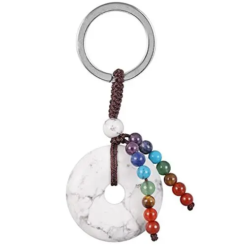 Produktbild: KYEYGWO Weiße Howlith Türkis Kristall Friedensschnalle Schlüsselanhänger für Unisex, 7 Chakra Stein Schlüsselring Deko Runde Taschenanhänger Heilstein Donut Anhänger für Amulett und Glücksbringer