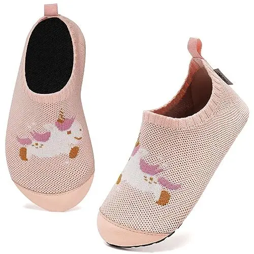Produktbild: Kyopp Hausschuhe Kinder Junge Mädchen Pantoffeln Atmungsaktive Rutschfest Weich Barfussschuhe für Lauflernschuhe Kleinkinder Schuhe Kindergarten Unisex (Rosa Einhorn 28/29EU)