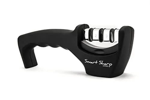Produktbild: Messerschärfer - Smart Sharp von Lantana. Die erste Wahl zum Schärfen von Küchenmessern. Moderne, manuelle Funktionsweise mit 3 Stufen für professionelle Ergebnisse - Keramikstein, Wolframcarbid-Teller, Diamant-Schleifstein. Ergonomisch geformt mit edlem Finish in Schwarz und Chrom. Von Küchenchefs weltweit genutzt - Schärfen Sie jetzt Ihre stumpfen Messer!