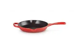 Produktbild: Le Creuset Signature Gusseisen Brat- und Servierpfanne, Rund, Ø 20 cm, Für alle Herdarten inkl. Induktion geeignet, 1,51 kg, Kirschrot, 20182200600422