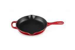 Produktbild: Le Creuset Signature Gusseisen Brat- und Servierpfanne, Rund, Ø 23 cm, Für alle Herdarten inkl. Induktion geeignet, 1,93 kg, Kirschrot, 20182230600422