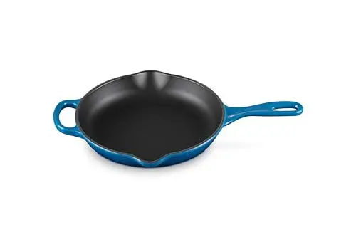 Produktbild: Le Creuset Signature Gusseisen Brat- und Servierpfanne, Rund, Ø 23 cm, Für alle Herdarten inkl. Induktion geeignet, 1,93 kg, Marseille