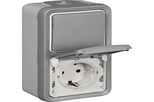 Produktbild: LEGRAND, Plexo Classic Feuchtraum-Aufputz-Universal Aus-/Wechselschalter, 1-polig + Schutzkontakt-Steckdose (SL), vertikal, IP55 - IK07, grau, 069746