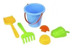 Produktbild: Lena 05417 Happy Sandset, Strandspielzeug 6-teilig, Sandgarnitur mit Eimer mit Henkel, Mehlschaufel, Rechen und 3 Gemüse-Förmchen, Sandspielzeug für Kinder ab 12 Monaten