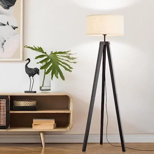 Produktbild: Lightbox Dreibein Stehlampe mit beigem Stoff-Schirm & Fuß-Druck-Schalter - 1,48 m Höhe - Wohnzimmer-Lampe mit Schirm in Leinenstruktur - E27 - Textil/Holz aus Monterey-Kiefer in Schwarz/Beige