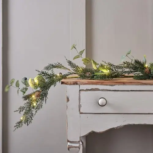 Produktbild: Lights4fun 1,5m Weihnachtsgirlande Tannengirlande und Micro LED Lichterkette Timer Tischdeko Weihnachts Tischläufer Weihnachten