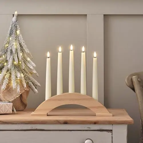 Produktbild: Lights4fun 31cm Holz Kerzenbrücke mit TruGlow® LED Kerzen mit Fernbedienung Timer Batteriebetrieb Innen Weihnachtsdeko Fenster Kerzenbogen Weihnachten