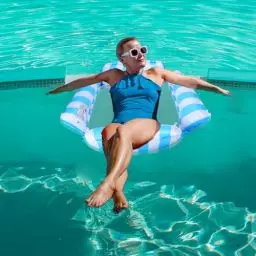 Produktbild: LOPOTIN Luftmatratze Pool Wasserhängematte 4 In 1 Aufblasbarer Sessel Matratze Wassermatratze Luftsessel Schwimmmatratze mit Netz Pool Sitz Liege Luftmatraze Poolzubehör für Erwachsene Kinder