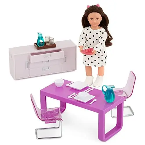Produktbild: Lori – Kleine Puppe & Puppenhaus Möbel – 15 cm Mini Puppe & Puppenmöbel – mit Puppenzubehör & Puppenkleidung – Tisch, Stühle, Geschirr, Besteck – Spielzeug für Kinder ab 3 Jahren – Amelias Esszimmer