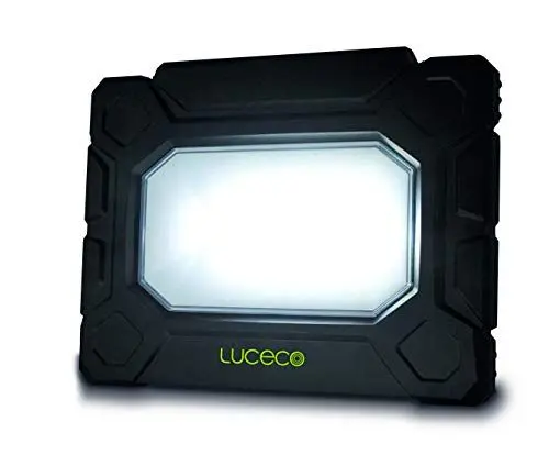 Produktbild: Luceco LED Arbeitsleuchte 50 Watt, 5200 Lumen Arbeitslicht mit Steckdosen, Scheinwerfer IP54 Wasserfeste, Schwarz/Grün, LWOS50BG3EU-EU