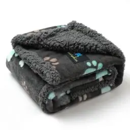 Produktbild: luciphia Wasserdicht Hundedecke Flaushig, Fleece Haustier Decke Waschbar, Outdoor Decke für Hunde Katzen, Schutzdecke für Sofa, Bett Autositz, Möbel Dunkelgraue Pfote M (100 * 145cm)