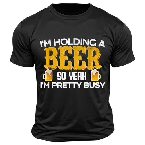 Produktbild: Lustiges T-Shirt mit Aufdruck „Holding A Beer“ für Herren, grafische Baumwollmischung, T-Shirt, klassisches Sporthemd, kurzärmlig, bequemes T-Shirt, Sommer, Frühling, Designer-Mode 2 G (Black, XXXXL)