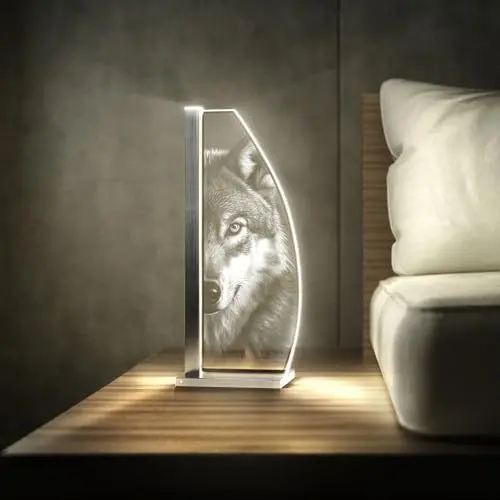Produktbild: Luverre Tischlampe | LED-Leuchte | Glas-Leuchte mit Gravur für Nachttisch, Kommode, Wohnzimmer | Wolf, Tiere (Wächter der Wildnis, Segel | silber)