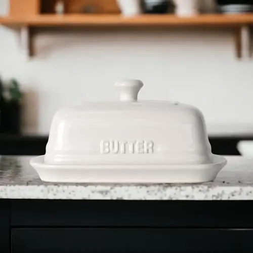 Produktbild: MAIA Keramik-Butterdose mit Deckel für Arbeitsplatte, 12,7 x 19,1 cm, großer Butterbehälter, weißer Butterhalter für 2 Stäbchen, Butterstreuer auf Küchenarbeitsplatte, Keramik-Butterschalen mit Deckel