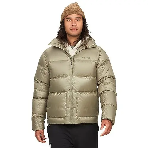 Produktbild: Marmot Herren Guides Down Hoody F22, Leichte Daunenjacke, warme Winterjacke, wasserabweisende Steppjacke, winddichte Funktionsjacke, klein packbare Outdoorjacke mit Kapuze, Vetiver, S