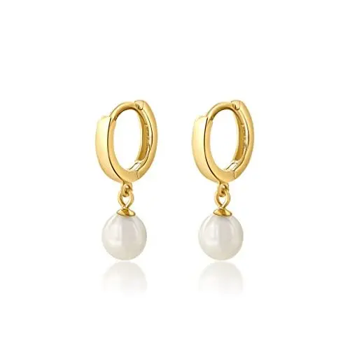 Produktbild: Mary & Jules Perlenohrringe Gold aus 925 Sterling Silber, kleine Creolen mit Perlen Anhänger, schlichte Süßwasserperlen Ohrringe Damen, Echtschmuck Ohrstecker aus recyceltem Silber vergoldet