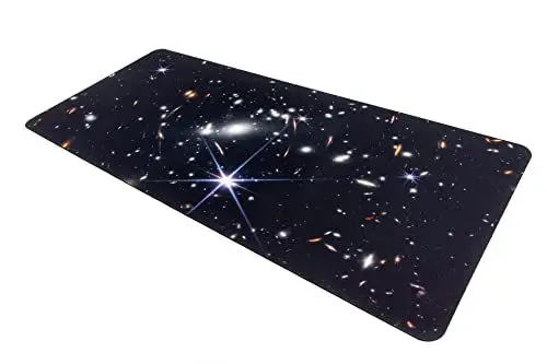 Produktbild: Mauspad - Tiefenfeld (James Webb Weltraumteleskop) 90x40 cm - Schreibtischunterlage aus Gummi mit Rutschfester Unterlage, ideal für Arbeit und Spiele