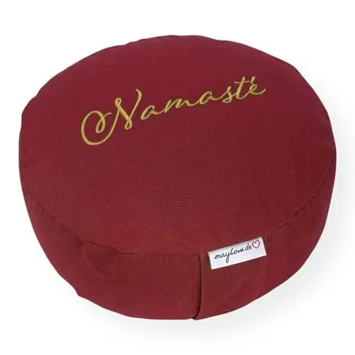 Produktbild: maylow Yoga mit Herz® Hochwertige Meditationskissen Yogakissen Stickerei Namasté Bezug waschbar Innenkissen Buchweizenschalen Ø33 cm H:15cm (Personalisierung nach Wunsch) (Namasté buddh.rot)